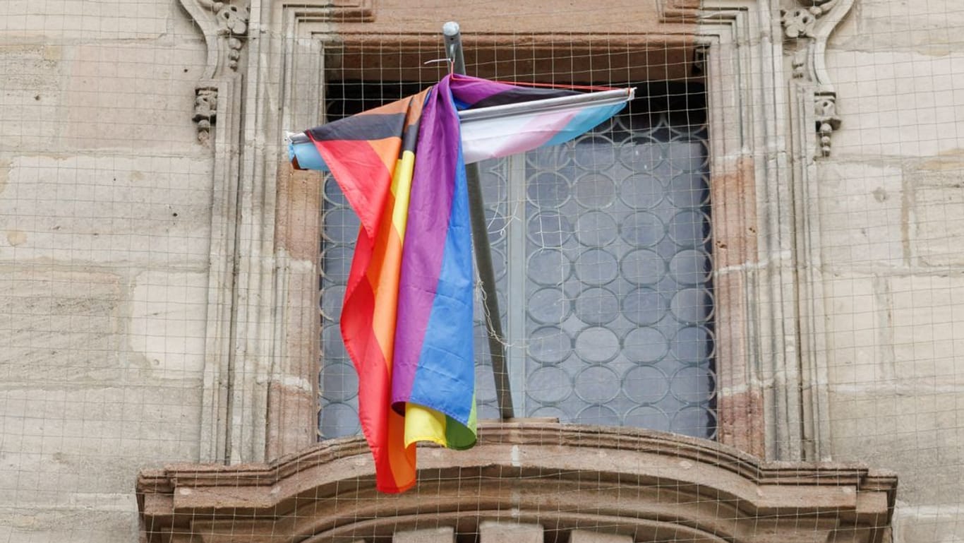 Regenbogenflagge über dem Eingang der Nürnberger Kirche St. Egidien: Die Ausstellung wird nicht wieder eröffnet.