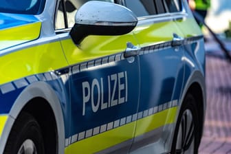 Polizei (Archivbild): In einem Einkaufscentrum in Berlin-Neukölln kam es zu Streitigkeiten mit wechselseitiger Körperverletzung und Beleidigung.