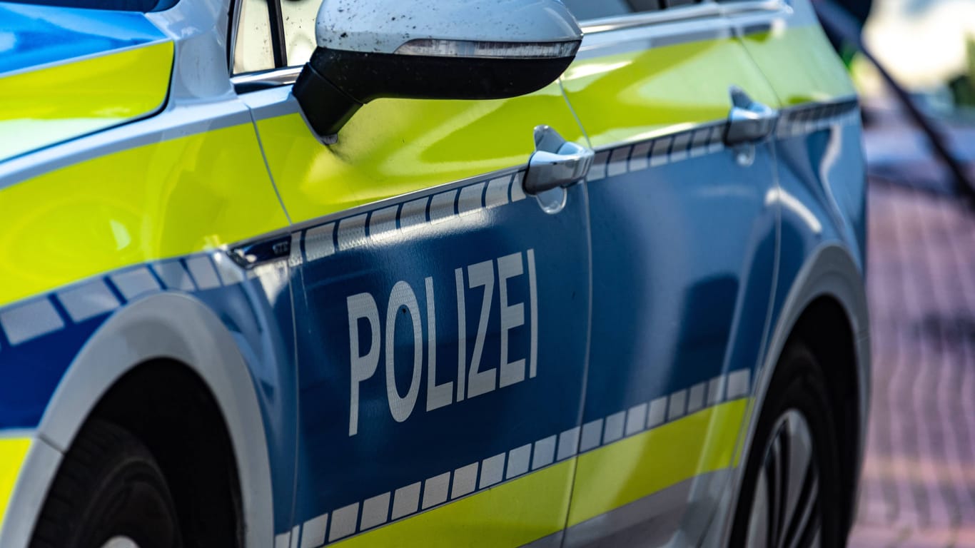 Polizei (Archivbild): In einem Einkaufscentrum in Berlin-Neukölln kam es zu Streitigkeiten mit wechselseitiger Körperverletzung und Beleidigung.