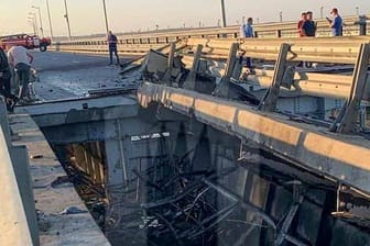 Beschädigungen an der Krim-Brücke: "Erneut hat sich die Brücke schlafen gelegt", schrieb der SBU.