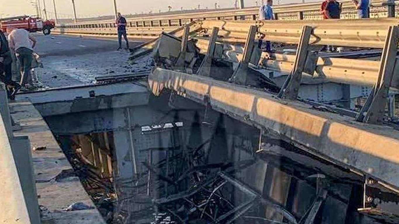 Beschädigungen an der Krim-Brücke: "Erneut hat sich die Brücke schlafen gelegt", schrieb der SBU.
