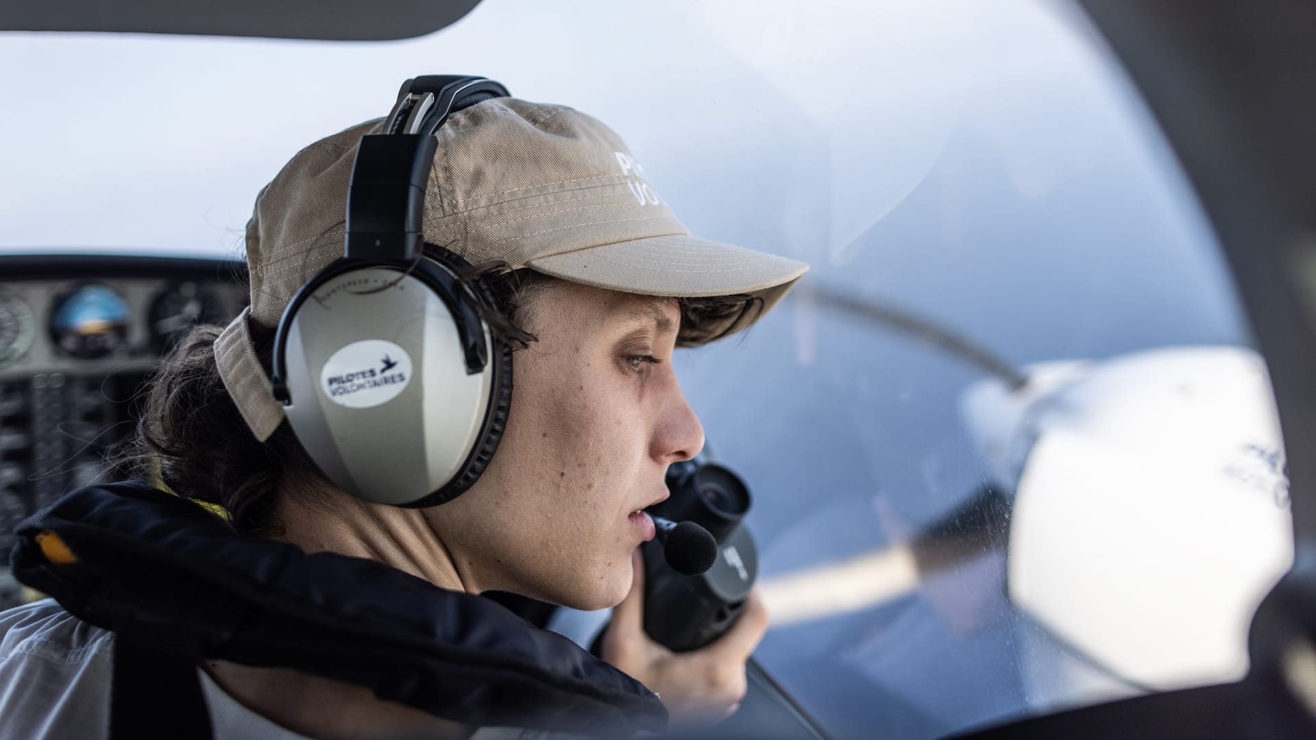 Maïa Le Bras: Die Pilotin von der NGO-Hilfsorganisation Pilotes Volontaires sucht vom Bord des Flugzeugs "Colibri II" das Mittelmeer nach Booten mit Migranten ab.