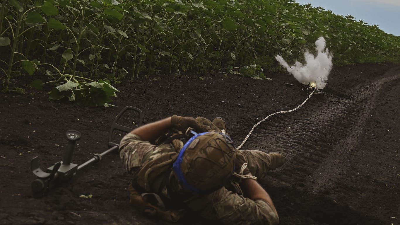 Minenräumspezialist der ukrainischen Armee bei der Sprengung einer Mine in einem Feld bei Donezk.
