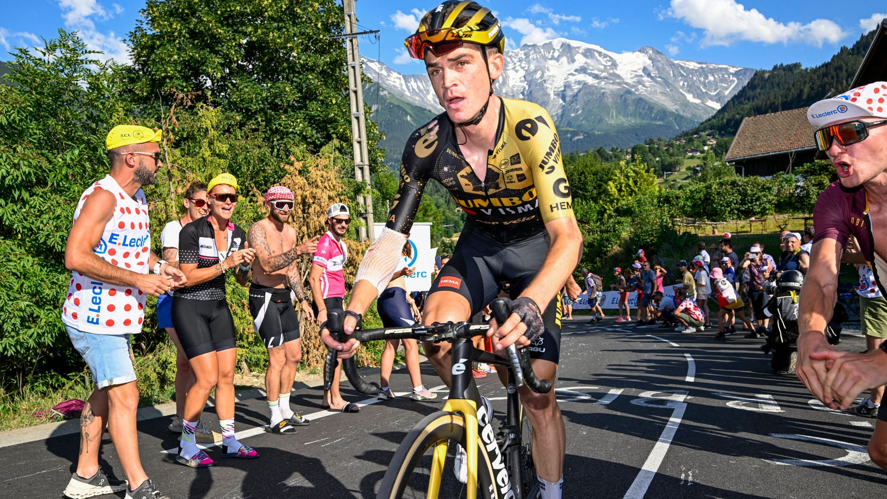 Tour De France Des Spectateurs Identifiés Après Une Chute Massive Autour De Sepp Kuss