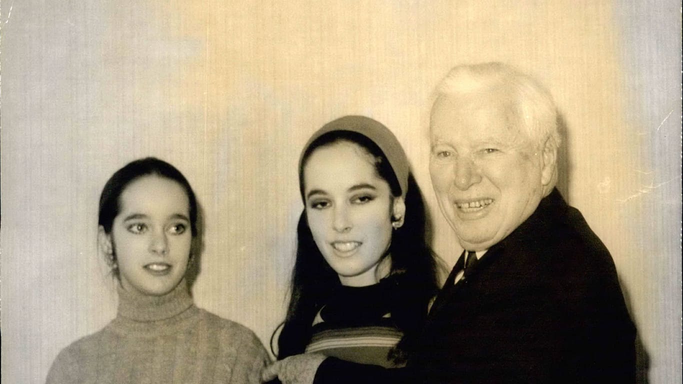 Charlie Chaplin mit seinen Töchtern Josephine (links) und Victoria (Archivbild).