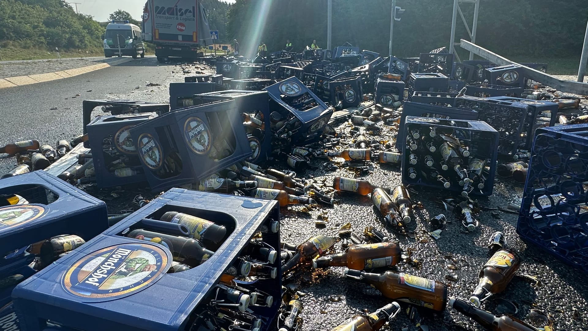 Bier liegt auf der Straße: Bei dem Unfall in Oberfranken gingen wohl tausende Liter Bier verloren.