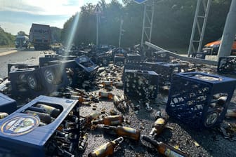 Bier liegt auf der Straße: Bei dem Unfall in Oberfranken gingen wohl tausende Liter Bier verloren.