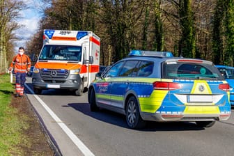 Rettungseinsatz in Niedersachsen (Symbolfoto): Der alarmierte Notarzt konnte den Biker nicht mehr retten.