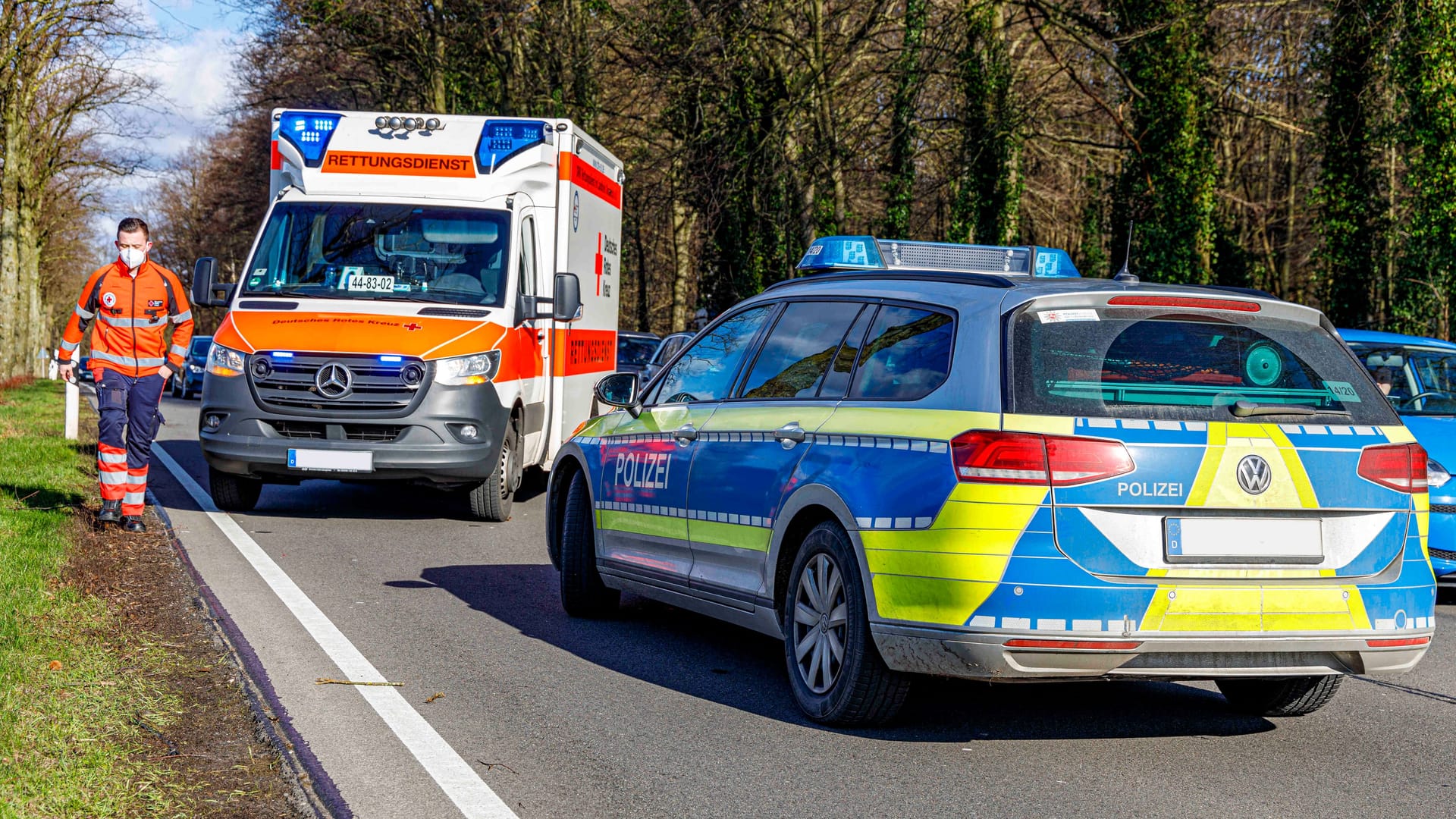 Rettungseinsatz in Niedersachsen (Symbolfoto): Der alarmierte Notarzt konnte den Biker nicht mehr retten.