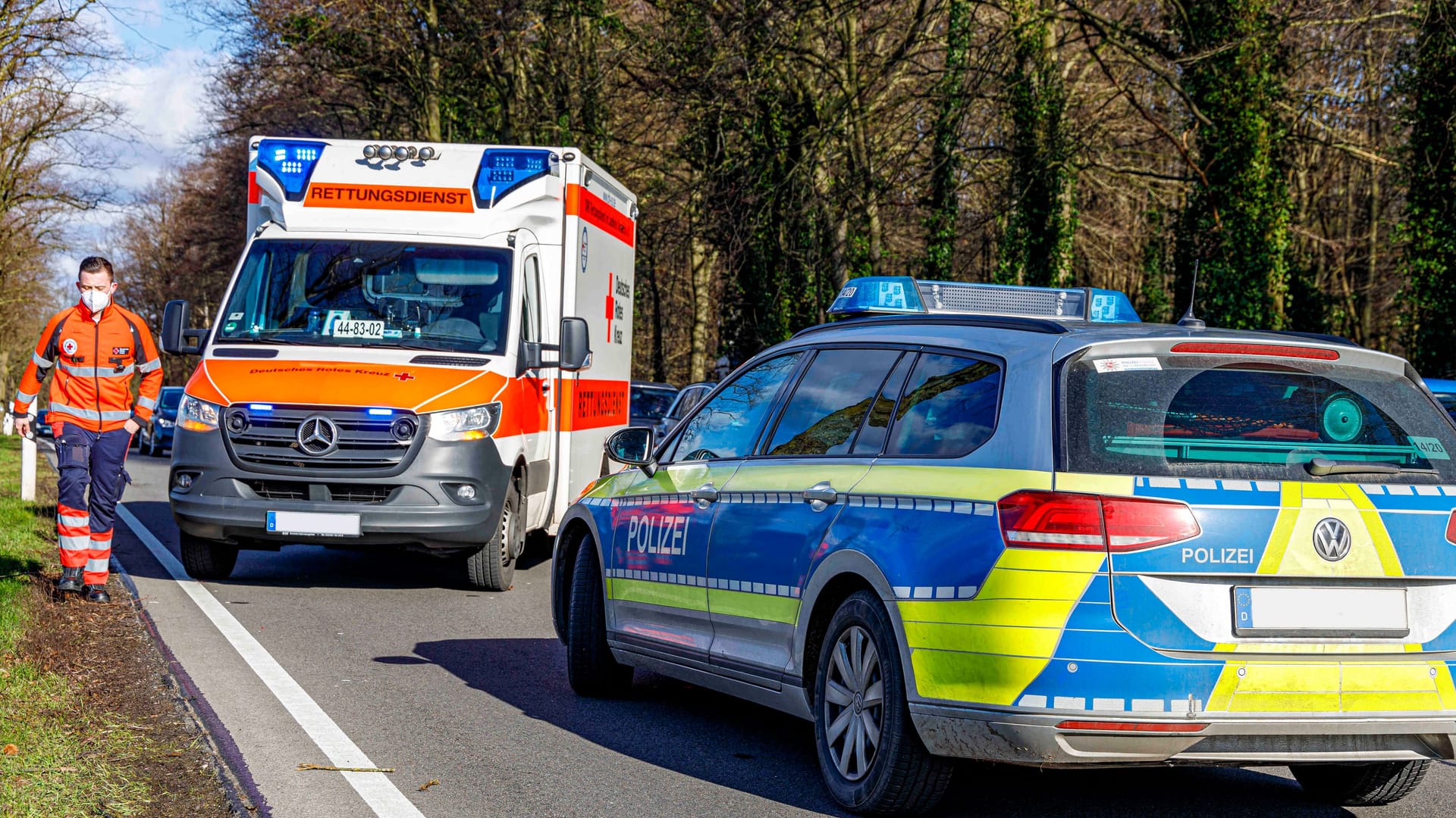 Rettungseinsatz in Niedersachsen (Symbolfoto): Der alarmierte Notarzt konnte den Biker nicht mehr retten.