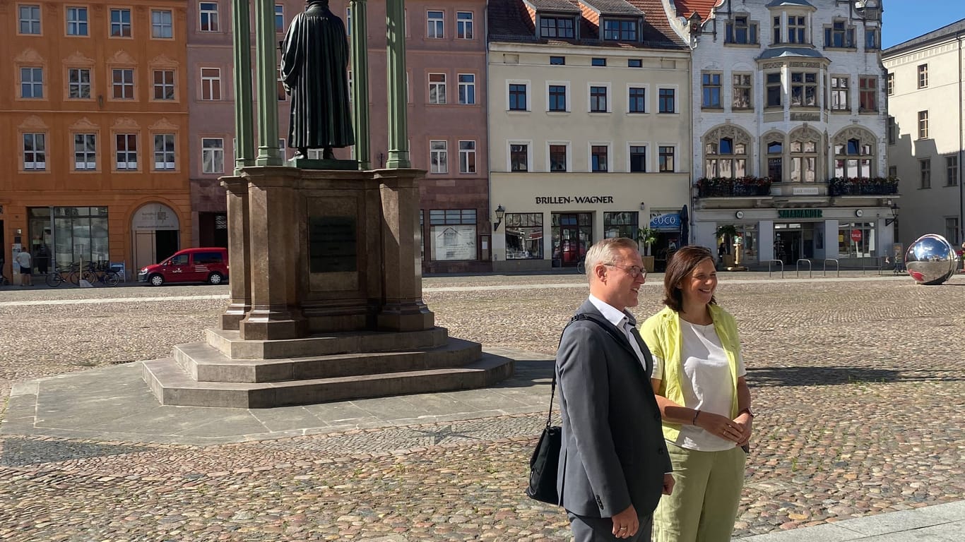 Im Schatten des Reformators: Katrin Göring-Eckardt mit dem Wittenberger Bürgermeister André Seidig auf dem Marktplatz hinter dem Denkmal von Martin Luther.