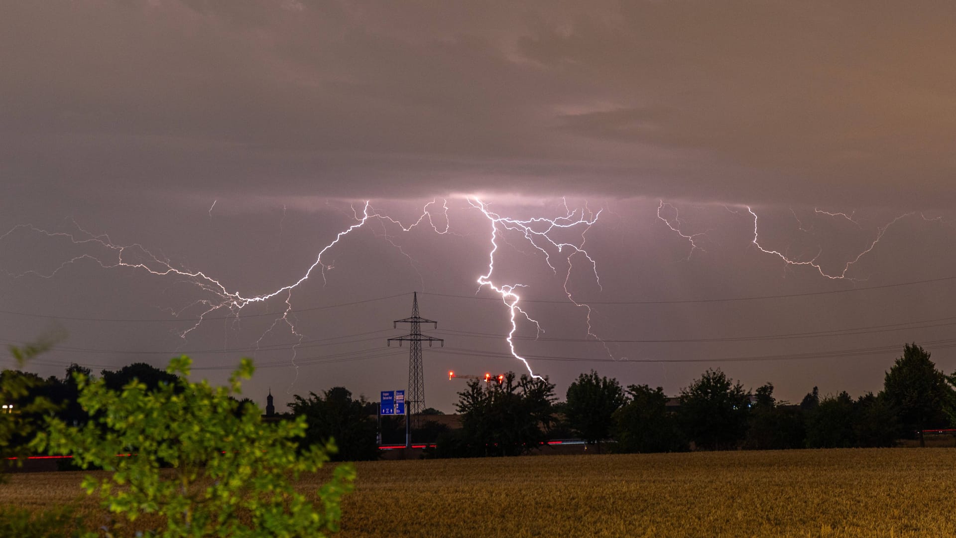 Gewitter (Archivbild): Der DWD warnt vor Blitzschlägen.