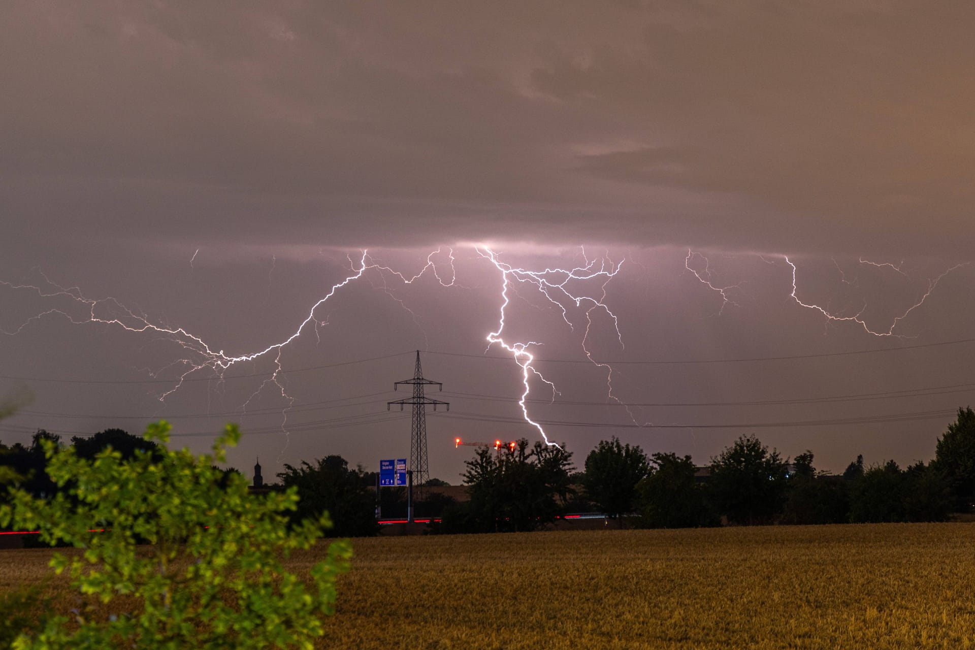 Gewitter (Archivbild): Der DWD warnt vor Blitzschlägen.