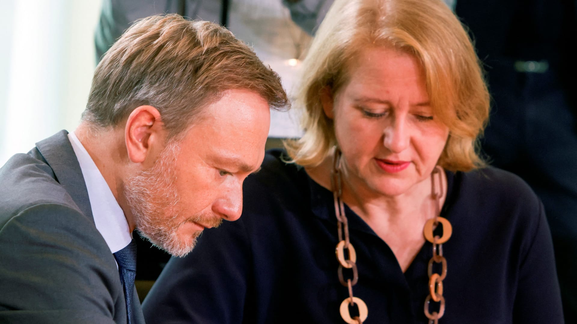 Bundesfinanzminister Christian Lindner und Bundesfamilienministerin Lisa Paus (Archivbild): Künftig sollen weniger Personen Anspruch auf Elterngeld haben.