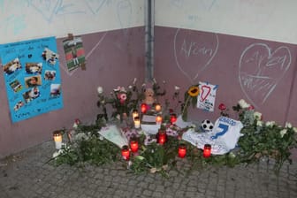 Blumen und Kerzen am Ort des Geschehens in Neukölln: