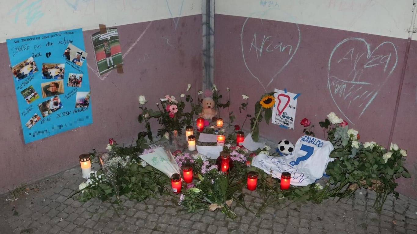 Blumen und Kerzen am Ort des Geschehens in Neukölln: