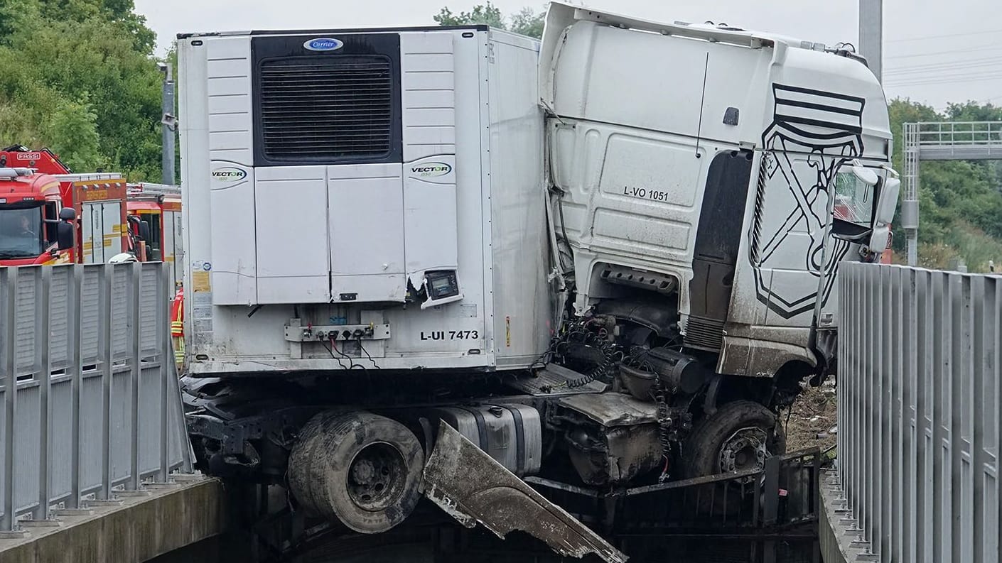 Unfall bei Dresden: Der Lkw-Fahrer wurde verletzt.