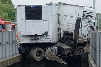 Unfall bei Dresden: Der Lkw-Fahrer wurde verletzt. Unfall bei Dresden: Der Lkw-Fahrer wurde verletzt.