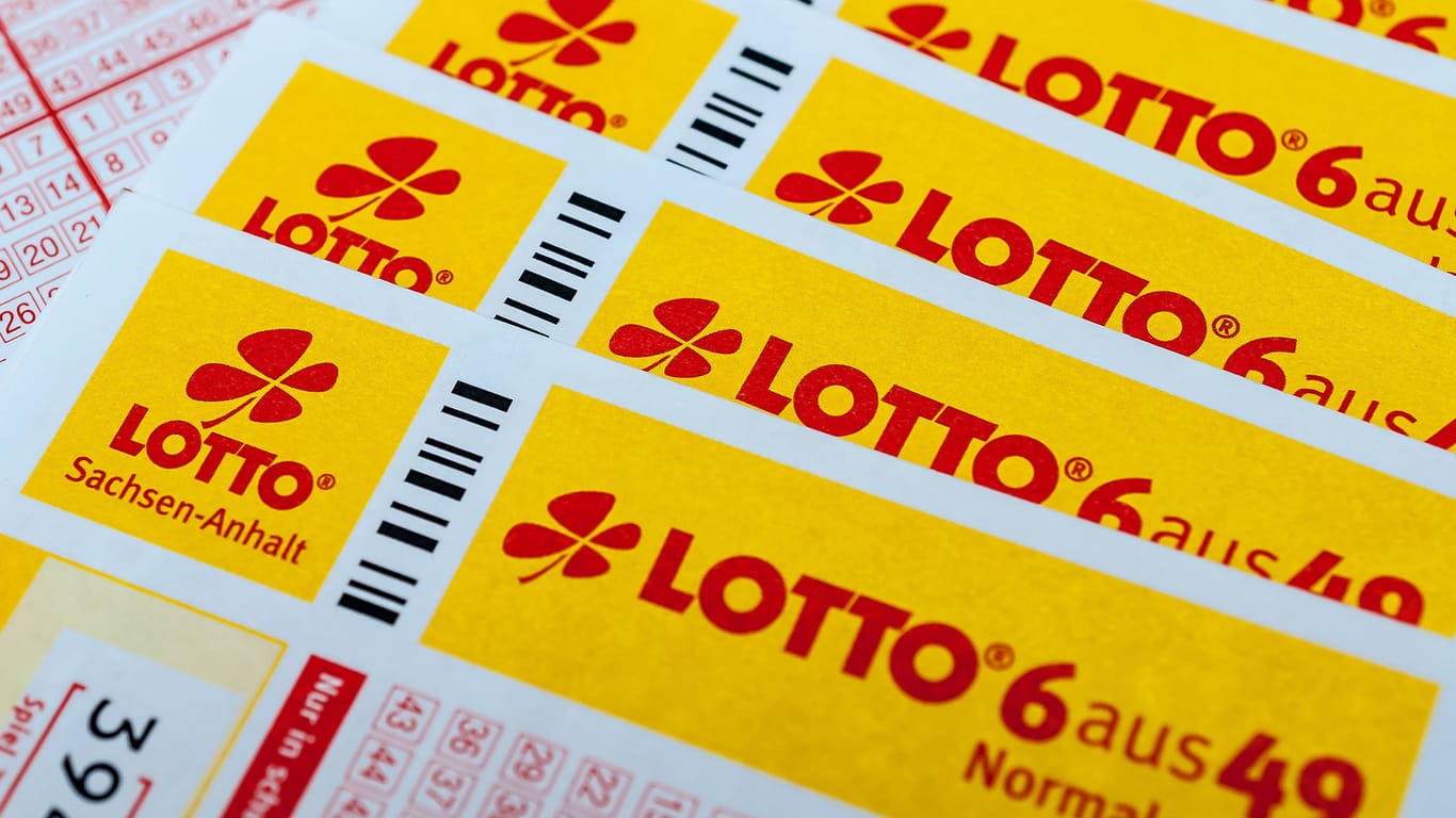 Lottoscheine (Archivbild): In Brandenburg ist eine weitere Person Lotto-Millionär geworden.
