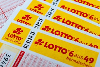 Lottoscheine (Archivbild): In Brandenburg ist eine weitere Person Lotto-Millionär geworden.