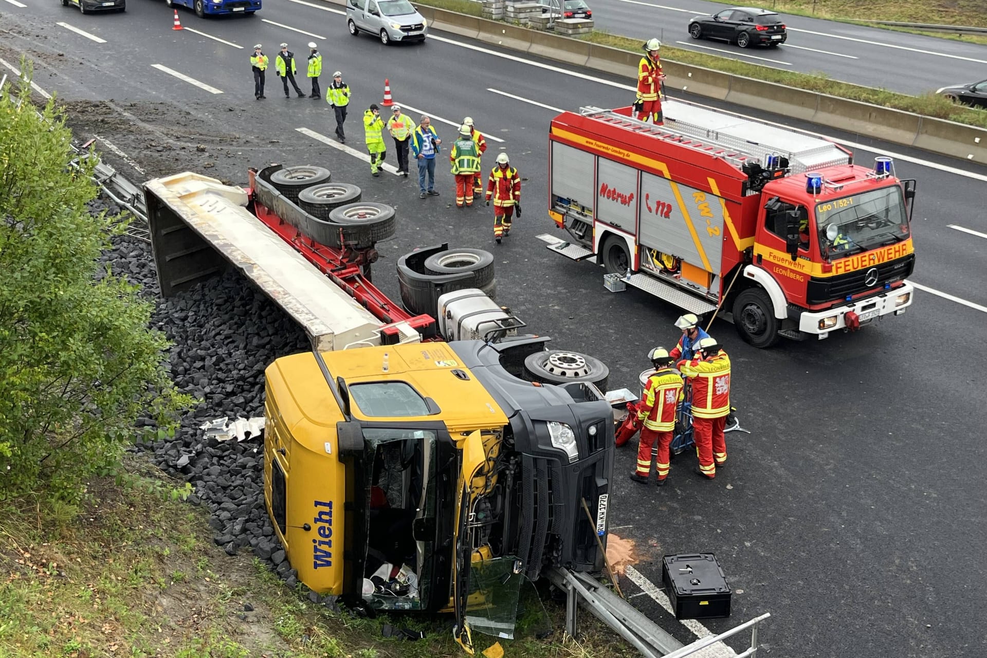 Rettungskräfte im Einsatz: Die Bergung des LKWs gestaltet sich aufwendig.