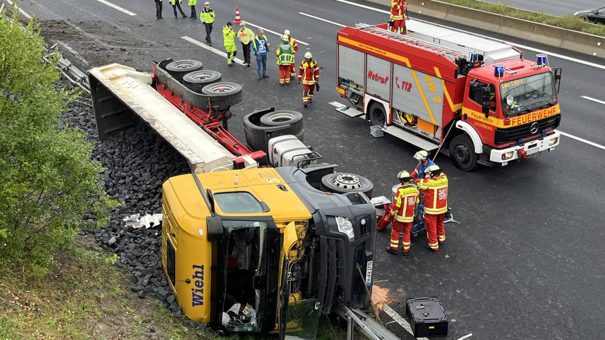 Unfall Auf A8 Unweit Von Stuttgart: LKW Durchbricht Leitplanke Und Kippt Um