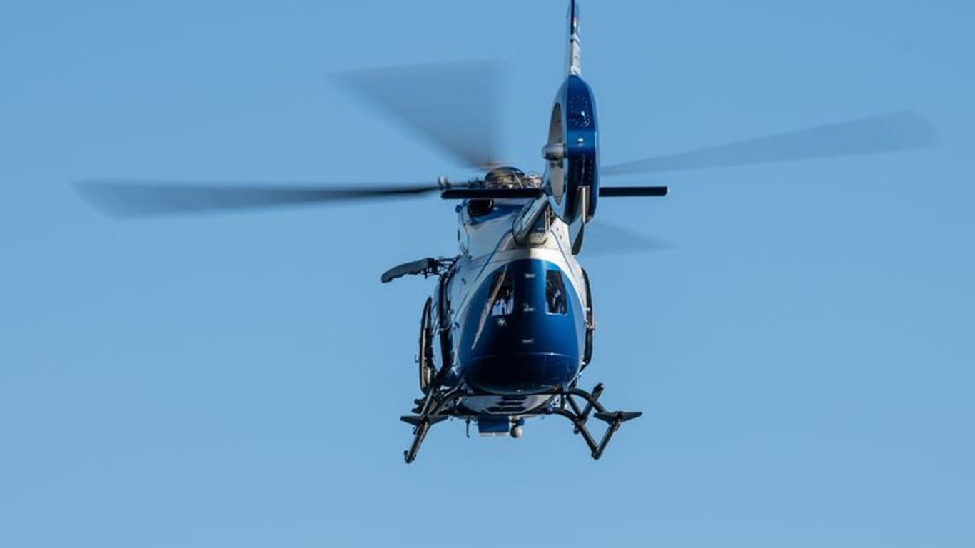 Ein Polizeihubschrauber (Symbolbild): Im Landkreis wurde der Katastrophenfall ausgerufen, ein Helikopter der Polizei half beim Löschen.