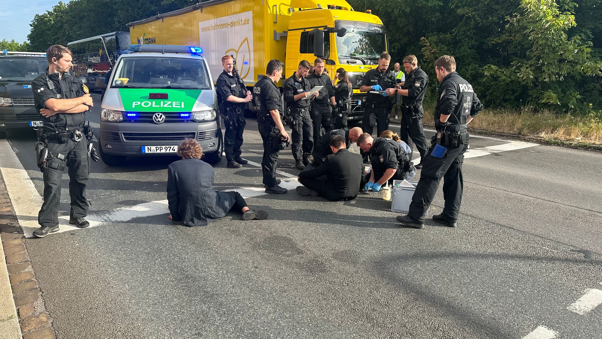 Sie haben es wieder getan: Klimaaktivisten haben sich in Nürnberg an Straßen festgeklebt - diesmal an die Ecke Frankenschnellweg Ecke Rothenburger Straße.