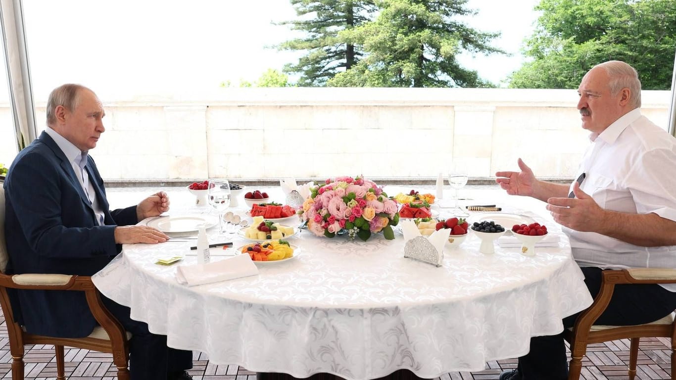 Der belarussische Präsident Lukaschenko und Russlands Präsident Putin beim Essen: Zuletzt hat Lukaschenko sich teils von dem Deal distanziert, den er zwischen dem Kreml und Prigoschin vermittelt haben wollte.