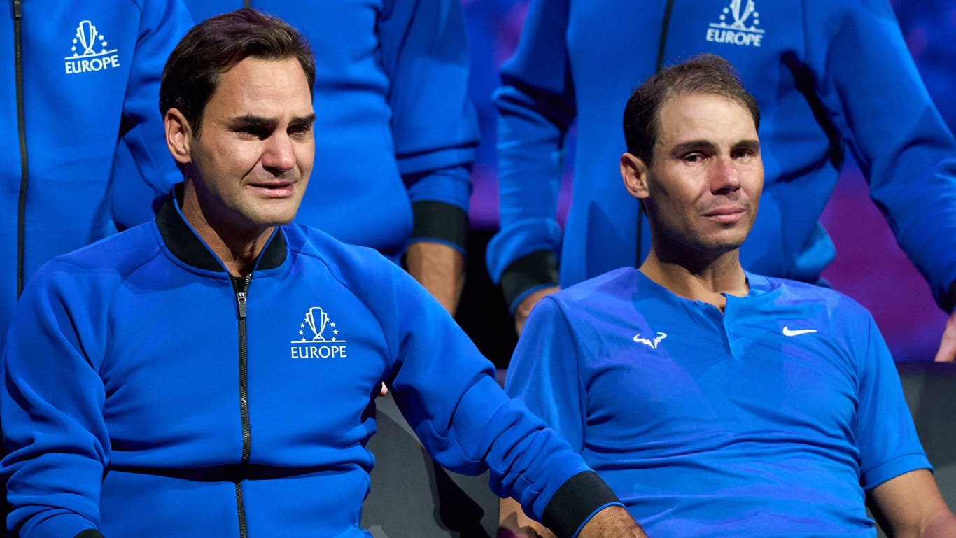 Roger Federer (vorne links) und Rafael Nadal (vorne rechts) weinend bei Federers Abschied: Das Bild ging um die Welt.
