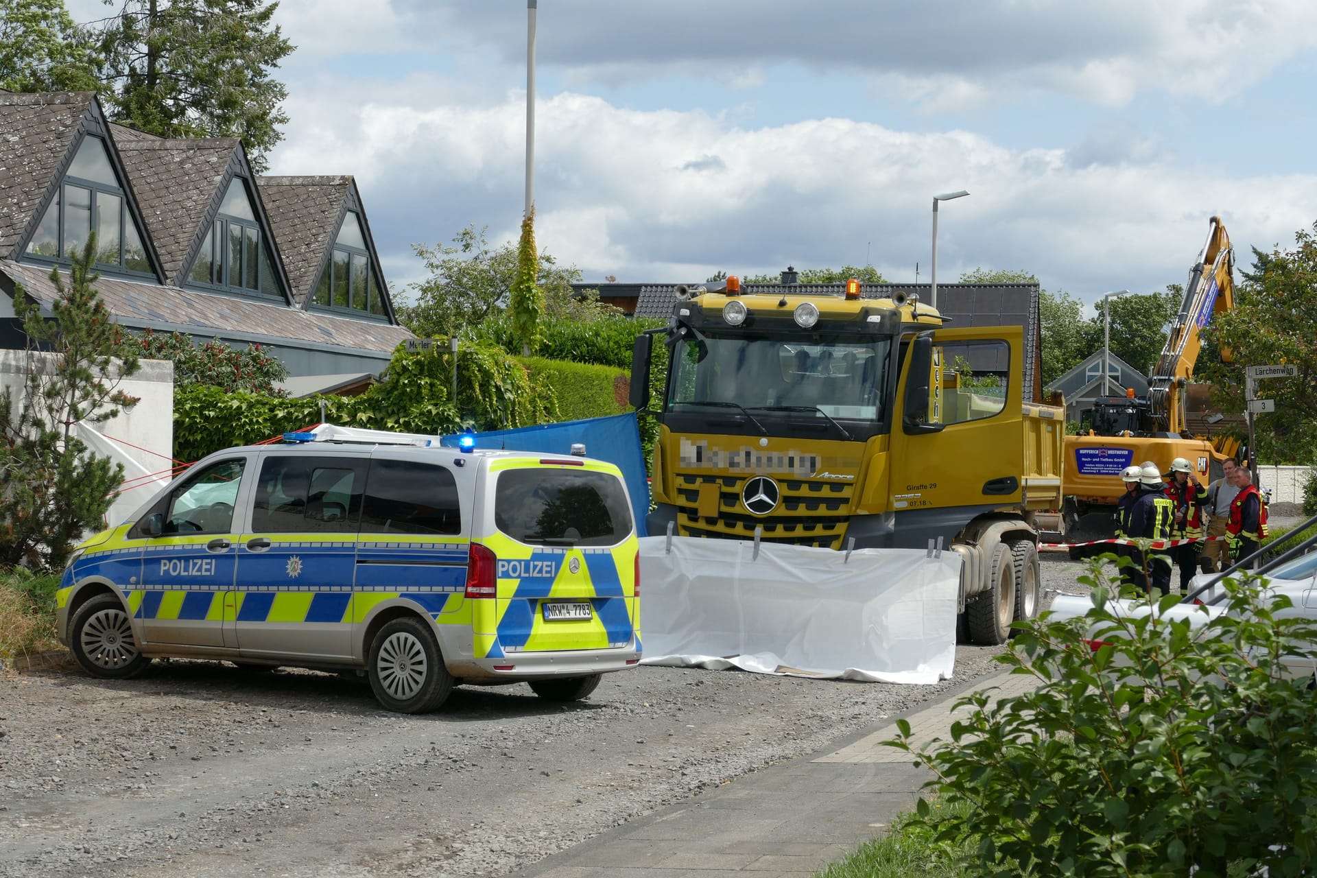 Die Unfallstelle: Einsatzkräfte schirmten die Verstorbene mit einem Sichtschutz ab.