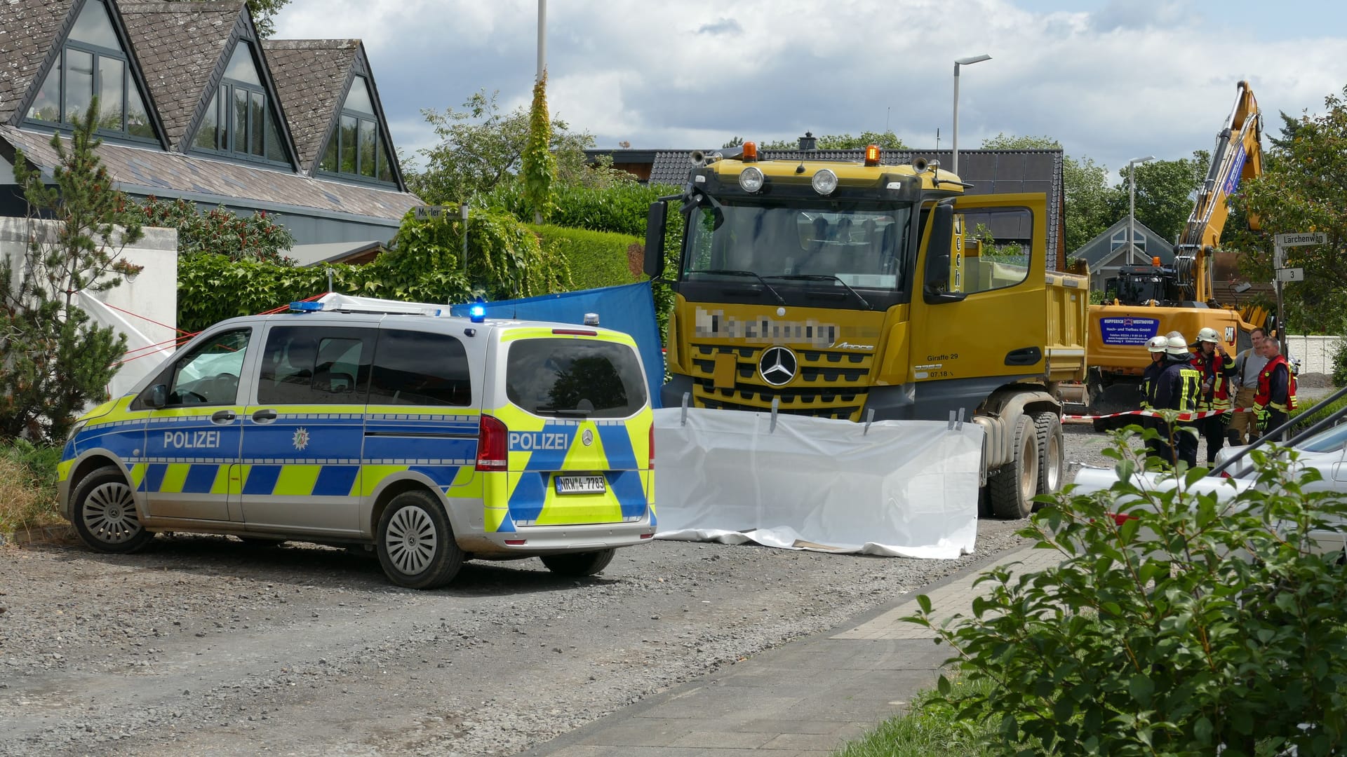 Die Unfallstelle: Einsatzkräfte schirmten die Verstorbene mit einem Sichtschutz ab.