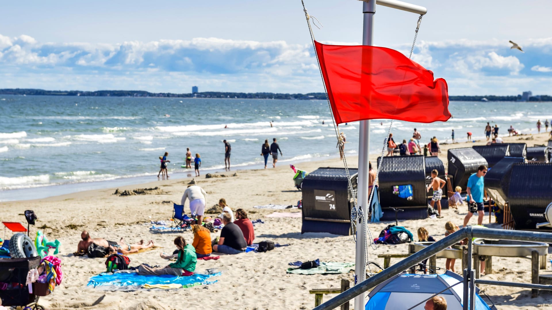 Rote Fahne am Ostsee-Strand (Symbolbild): Die Flagge zeigt Badeverbot an.