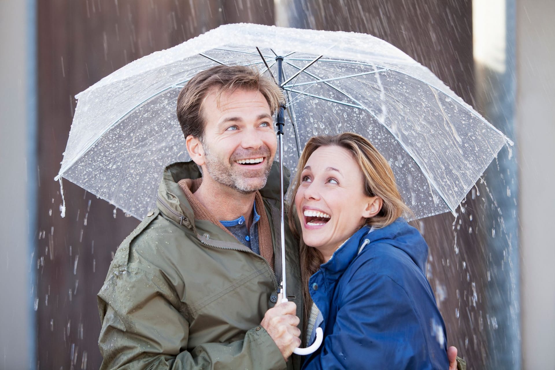 Regenjacken im Sale: Sichern Sie sich wasserabweisende Markenmodelle zu Top-Preisen.