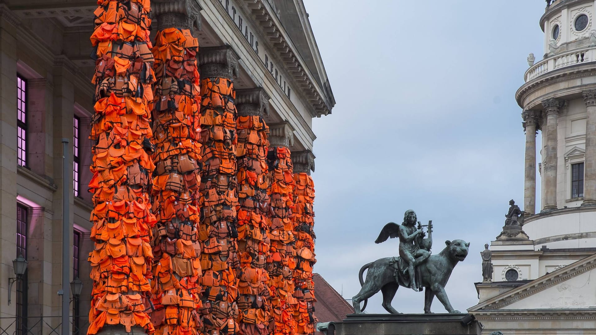 Eine Installation des Künstlers und Aktivisten Ai Weiwei in Berlin (Archivbild): Das Jahr 2016 war das bislang tödlichste für Geflüchtete auf den Mittelmeerrouten.