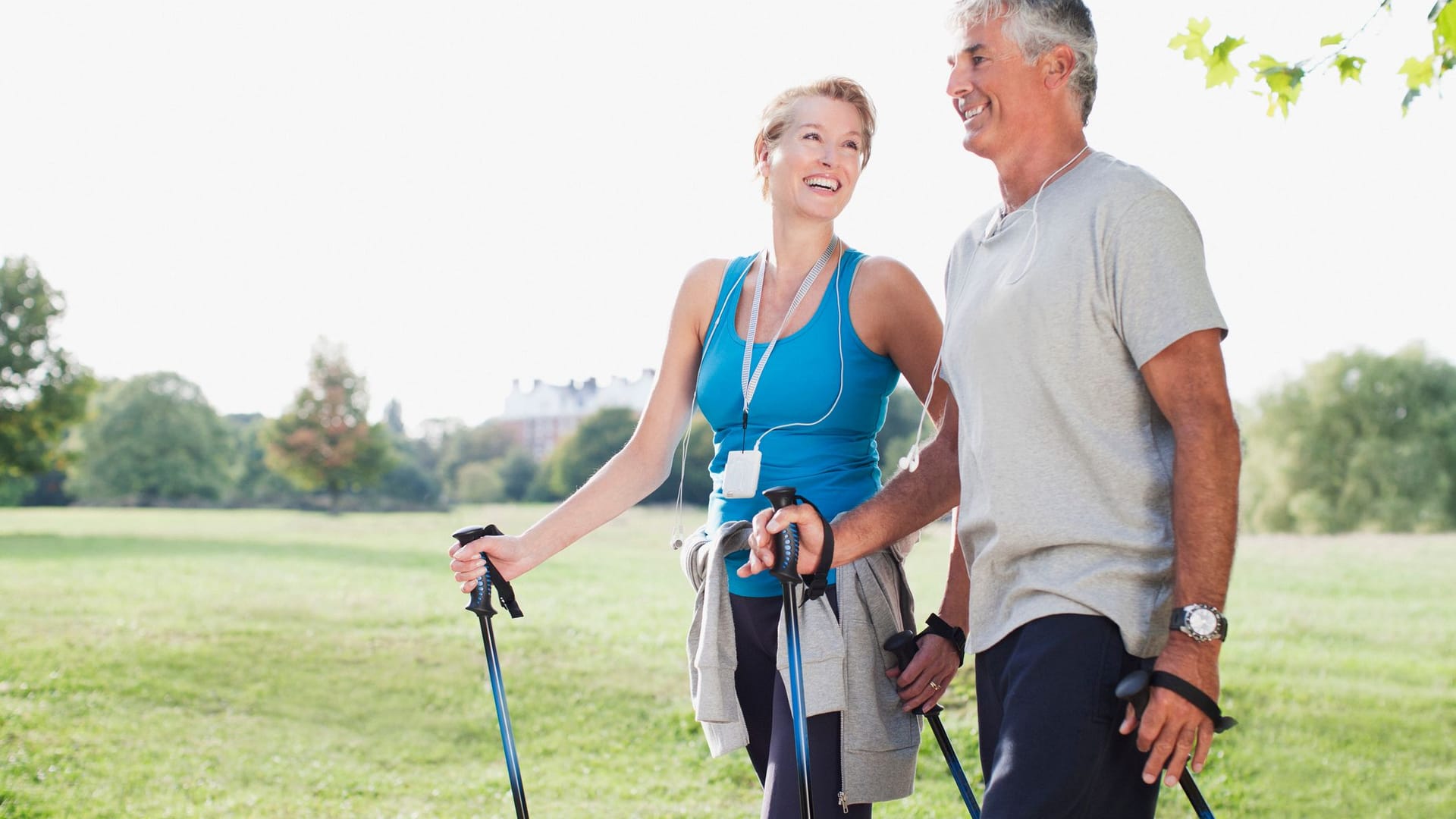 Nordic Walking ist die perfekte Ausdauersportart für moderates Herz-Kreislauf-Training.