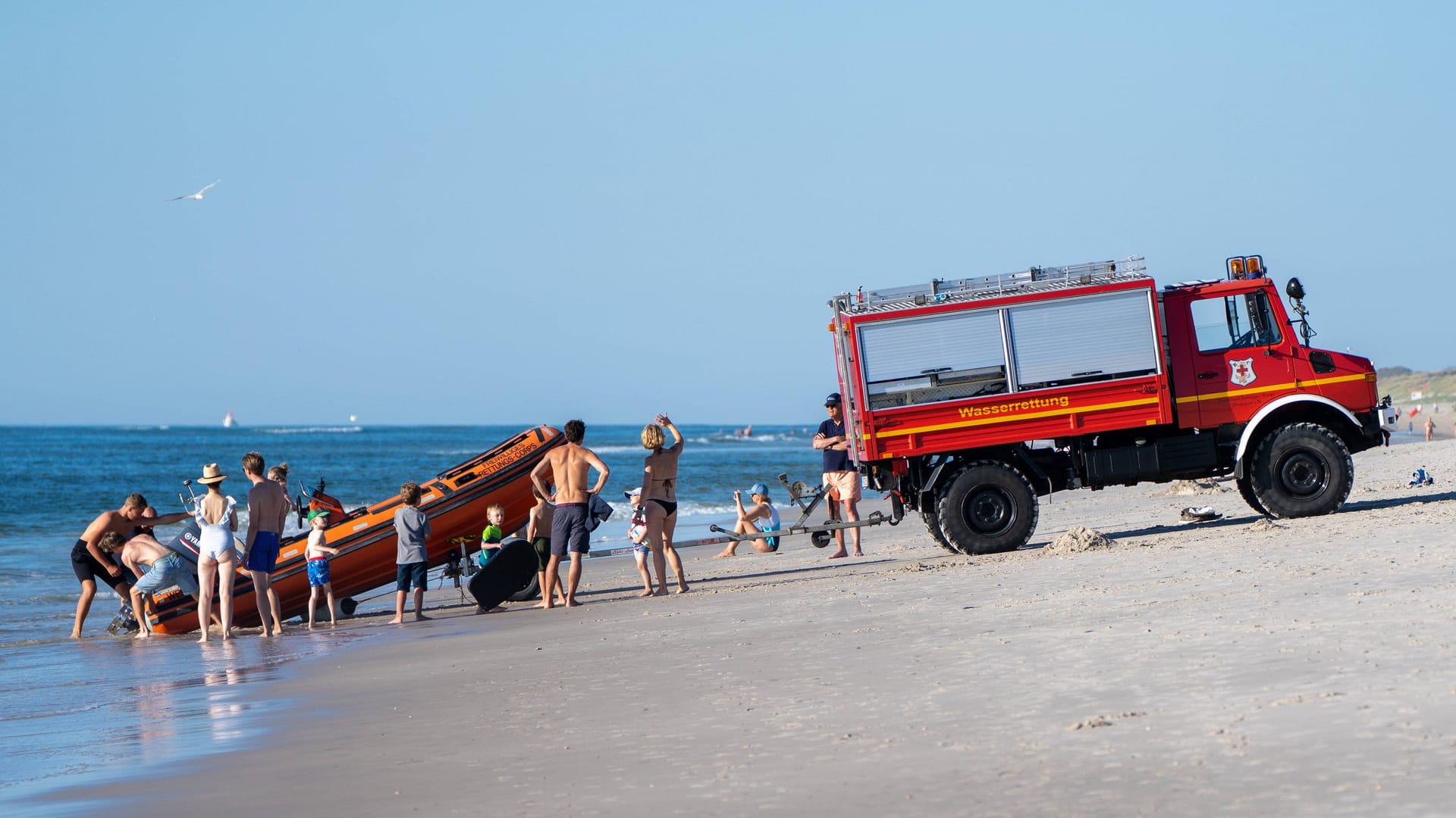 Wasserrettung auf Sylt (Archivbild): Ein 85-Jähriger ist am Freitag beim Baden tödlich ums Leben gekommen. Wasserrettung auf Sylt (Archivbild): Ein 85-Jähriger ist am Freitag beim Baden tödlich ums Leben gekommen.