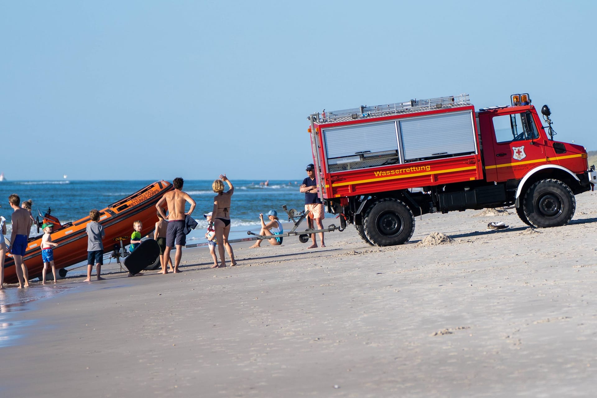 Wasserrettung auf Sylt (Archivbild): Ein 85-Jähriger ist am Freitag beim Baden tödlich ums Leben gekommen.