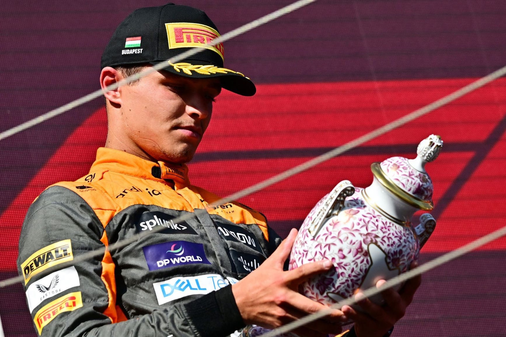 Prüfender Blick: Lando Norris mit der (unversehrten) Trophäe für Platz zwei beim Großen Preis von Ungarn.