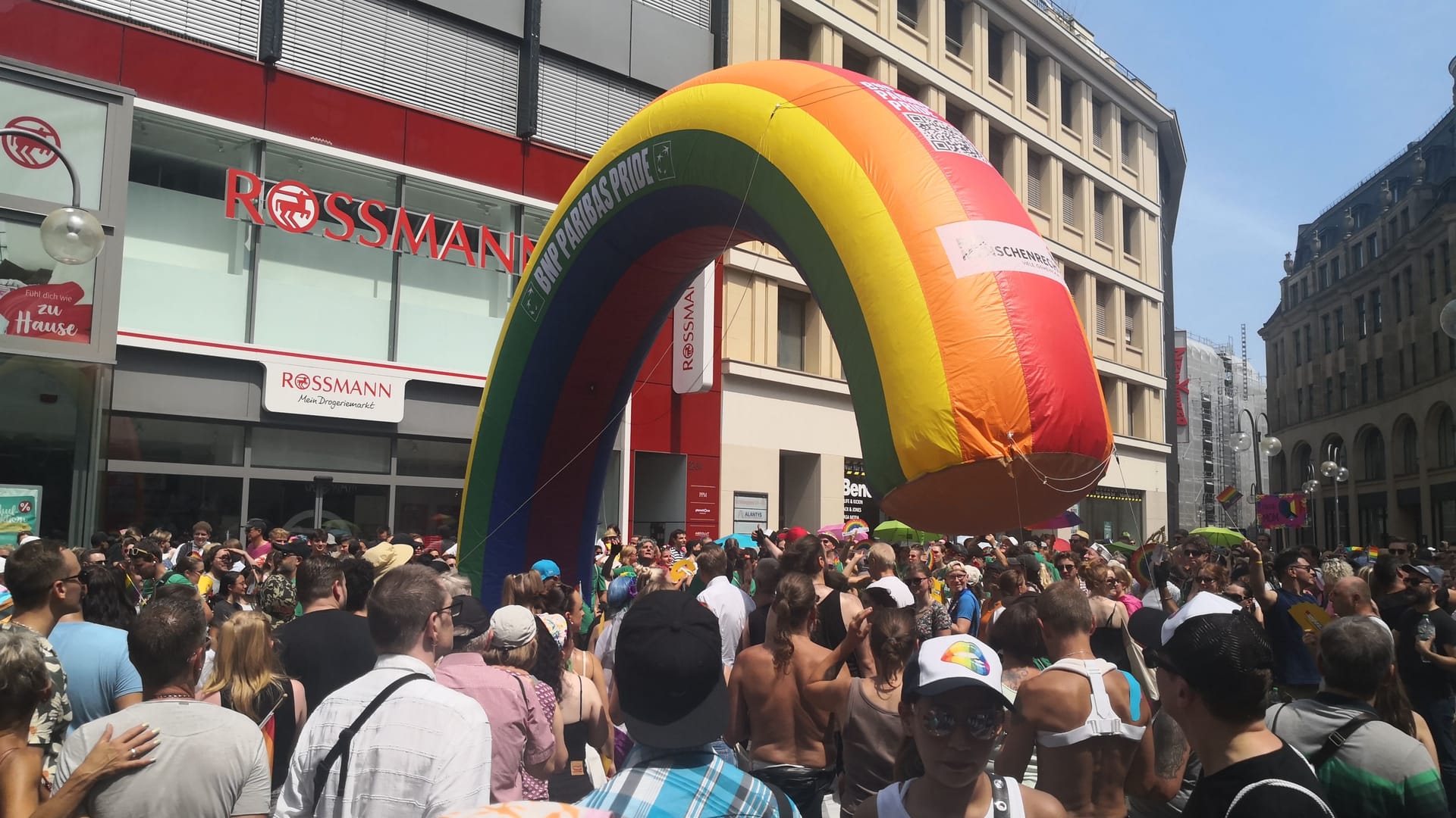 Menschenmassen am Neumarkt in Köln.