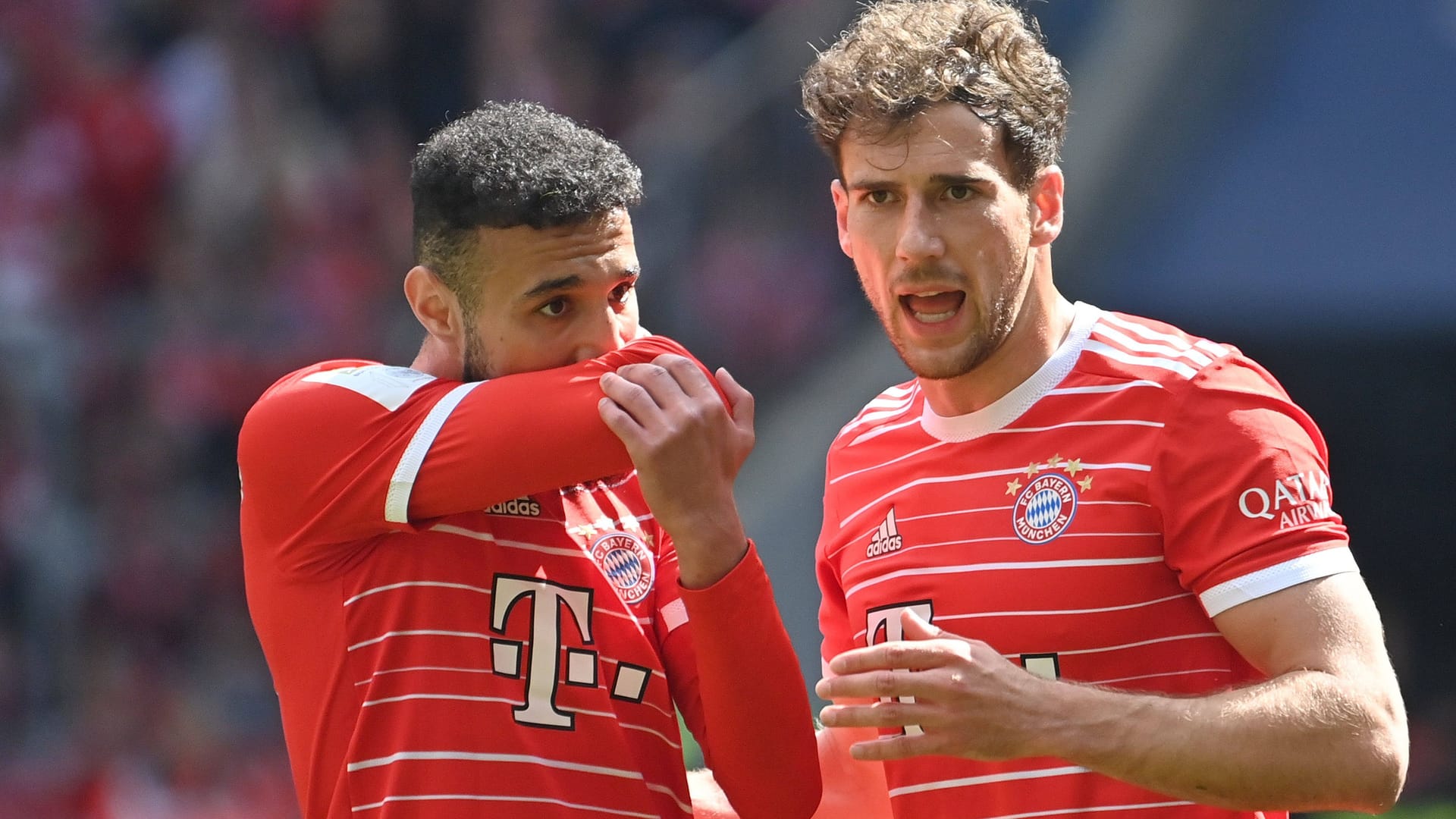 Leon Goretzka (r.) neben Noussair Mazraoui: Der Bayern-Spieler darf den Klub bei einem passenden Angebot verlassen.