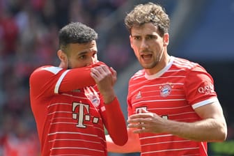 Leon Goretzka (r.) neben Noussair Mazraoui: Der Bayern-Spieler darf den Klub bei einem passenden Angebot verlassen.