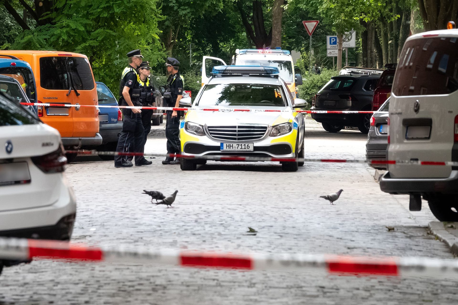 Einsatzkräfte sind in Hamburg im Einsatz. Bei Bauarbeiten im Schanzenviertel ist am Montag eine britische Fliegerbombe aus dem Zweiten Weltkrieg entdeckt worden.