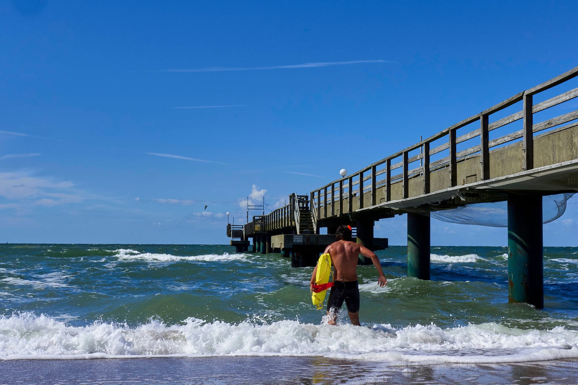 Ein Rettungsschwimmer im Meer (Archivbild): Aus der Ostsee mussten mehrere Personen gerettet werden.