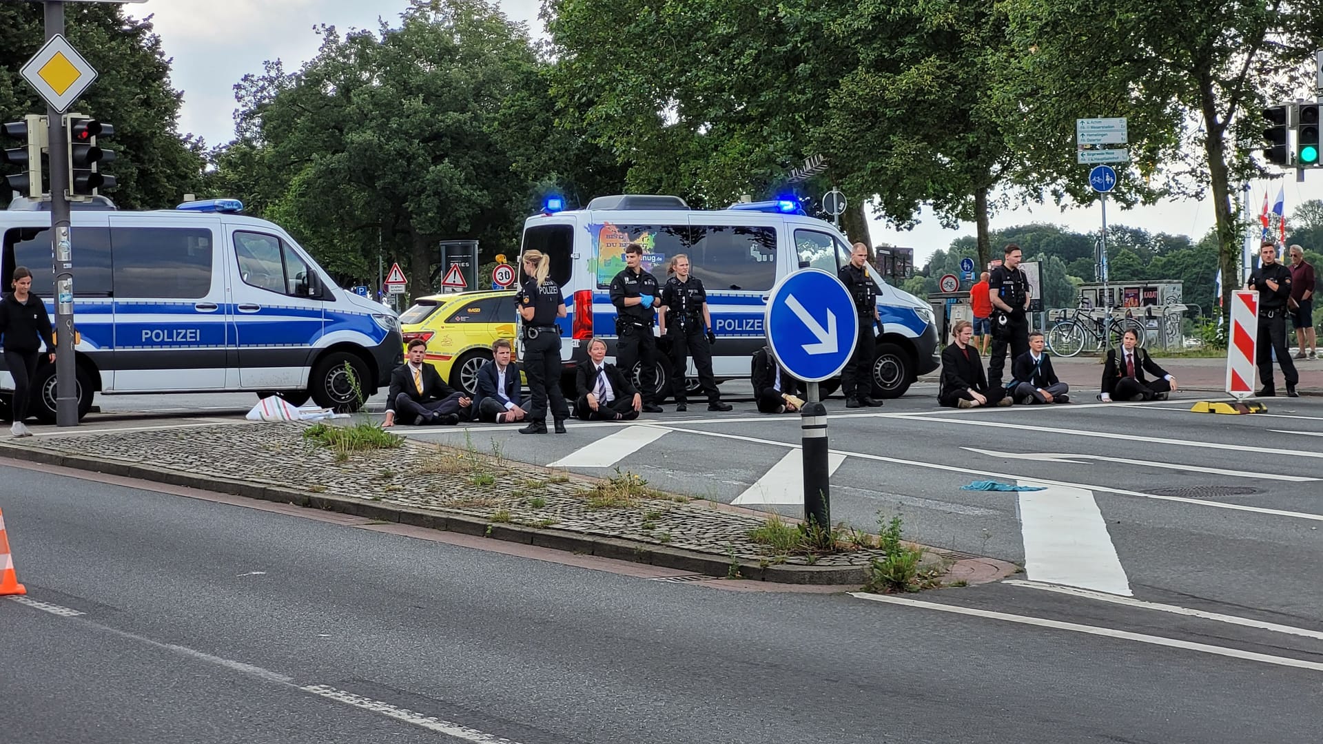 Den Beamten gelang es, den Verkehr über die Gegenspur an der Blockade vorbeizulotsen.