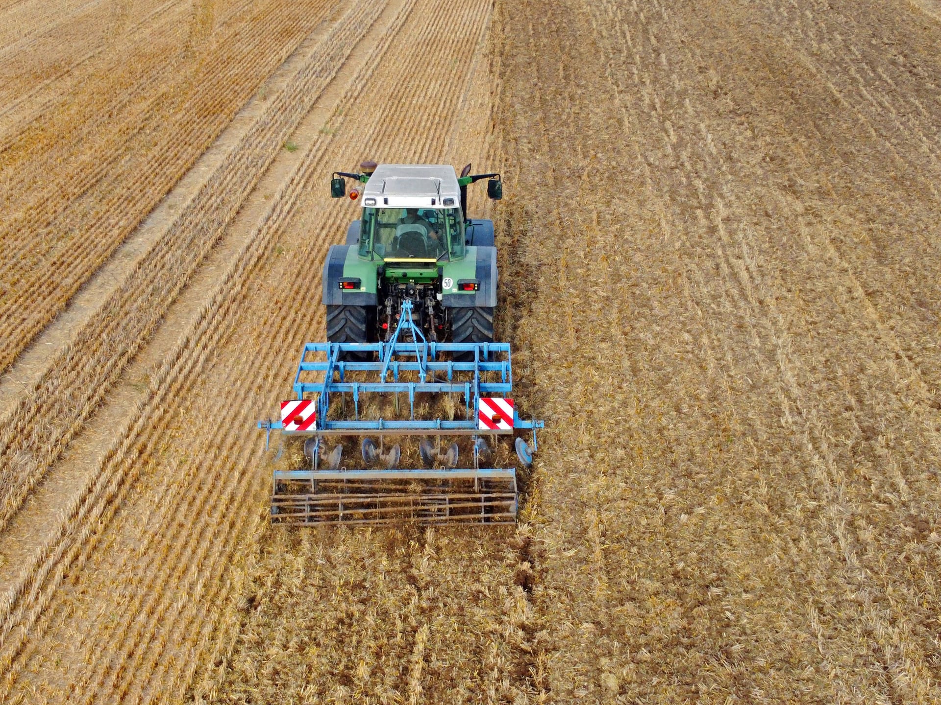 Ertragsausfälle in der Landwirtschaft: Die zunehmende Trockenheit führt zu weniger ertragreichen Ernten. 2022 fielen rund 670 Liter Regen pro Quadratmeter, das ist ein Minus von etwa 15 Prozent im Vergleich zum Zeitraum 1961-1990. Aber auch Hitze beeinträchtigt die Lese. (Hier zu sehen: Ernte in Niedersachsen.)