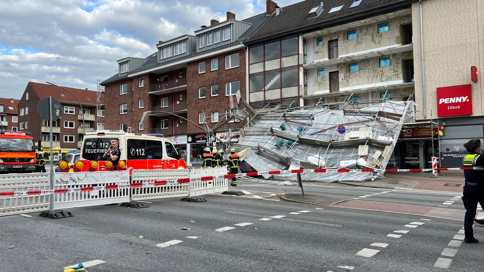 Der Einsatzort der Polizei: Ein Baugerüst stürzte auf die Straße.