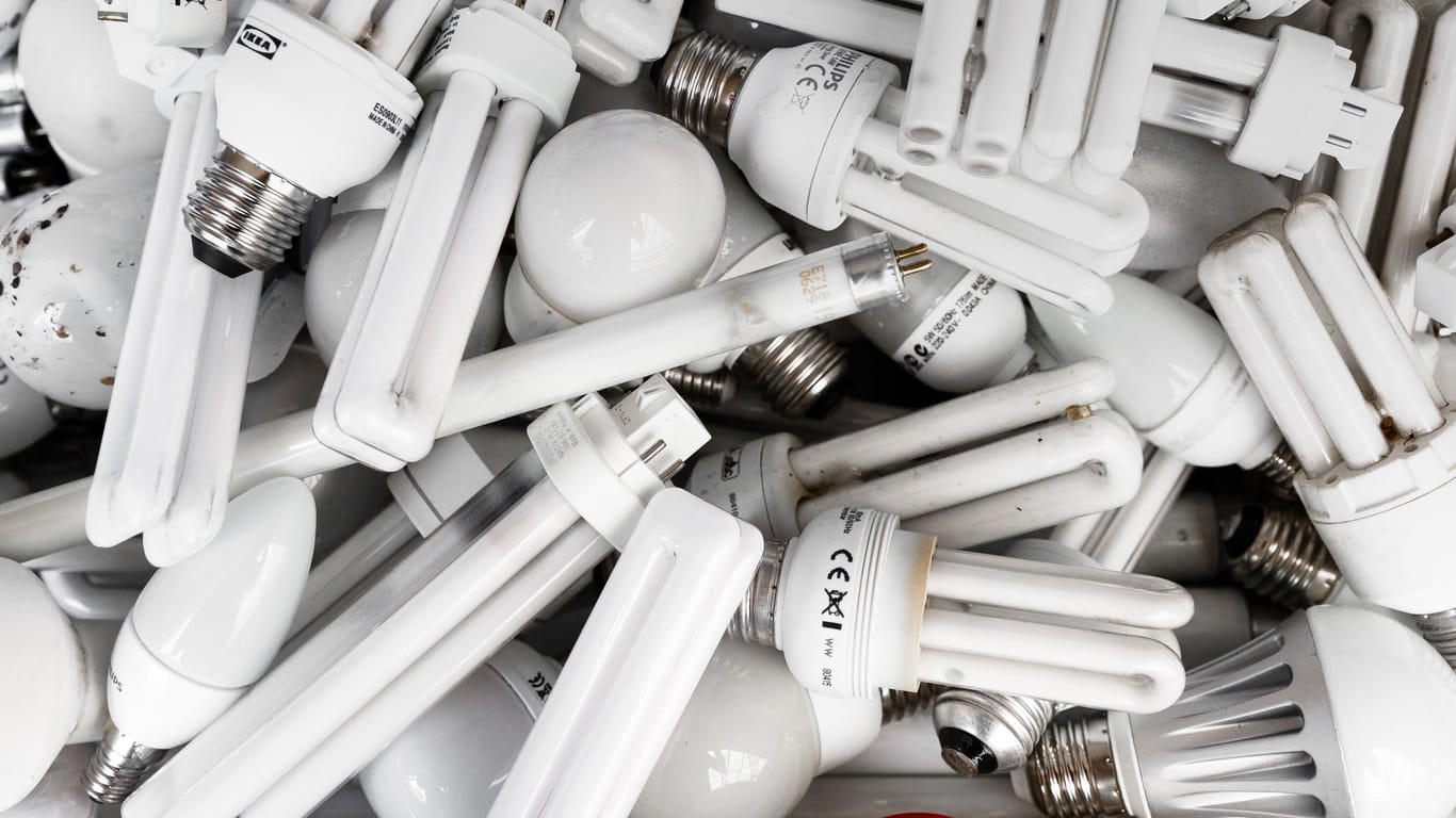Energiesparlampen: Auch für Leuchtstoffröhren geht nun im Handel das Licht aus.
