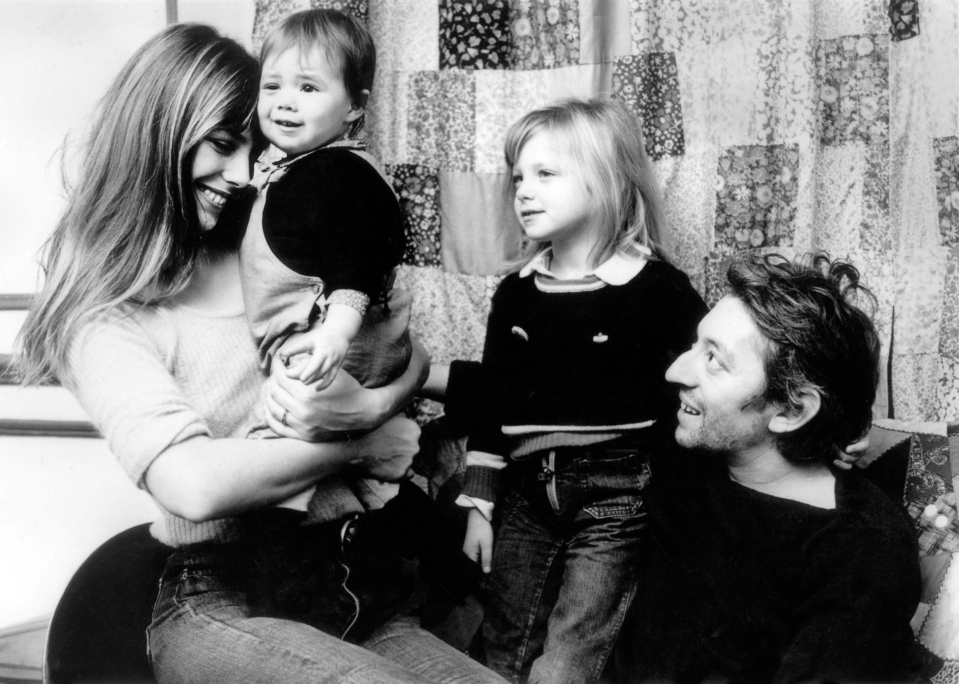 Jane Birkin mit Serge Gainsbourg und ihren Kindern Kate und Charlotte im Jahr 1972