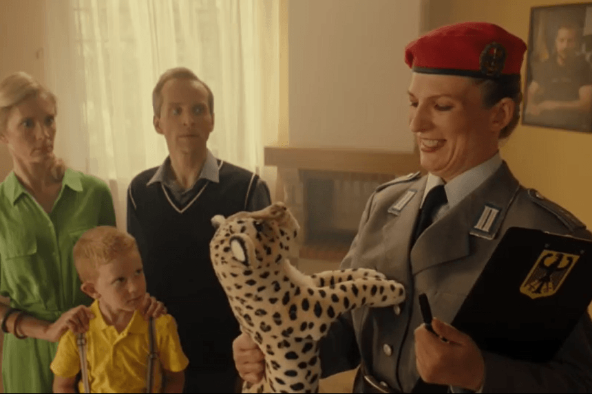 Russischer Propagandafilm: Bundeswehrsoldaten räumen einer Familie das Haus aus.